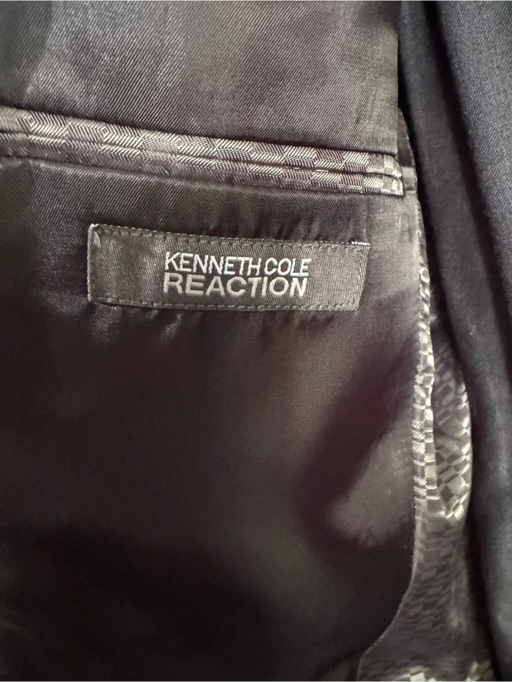 Kenneth Cole Reaction Men's Gray Two-Piece Suit:Blazer 40L & Pants 34W/34L
